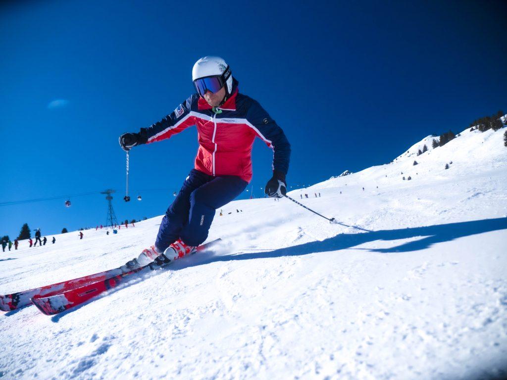 Course de ski sur le stade de slalom